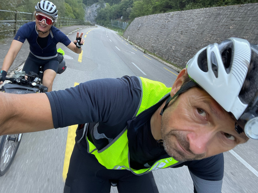 Auf dem Bild sind Prof. Dr. Kathrin Loer (im Hintergrund) und Prof. Dr. Karsten Morisse (im Vordergrund) auf dem Fahrrad zu sehen. Prof. Dr. Karsten Morisse macht das Bild als Selfie von sich und Prof. Dr. Kathrin Loer, die in die Kamera winkt.  