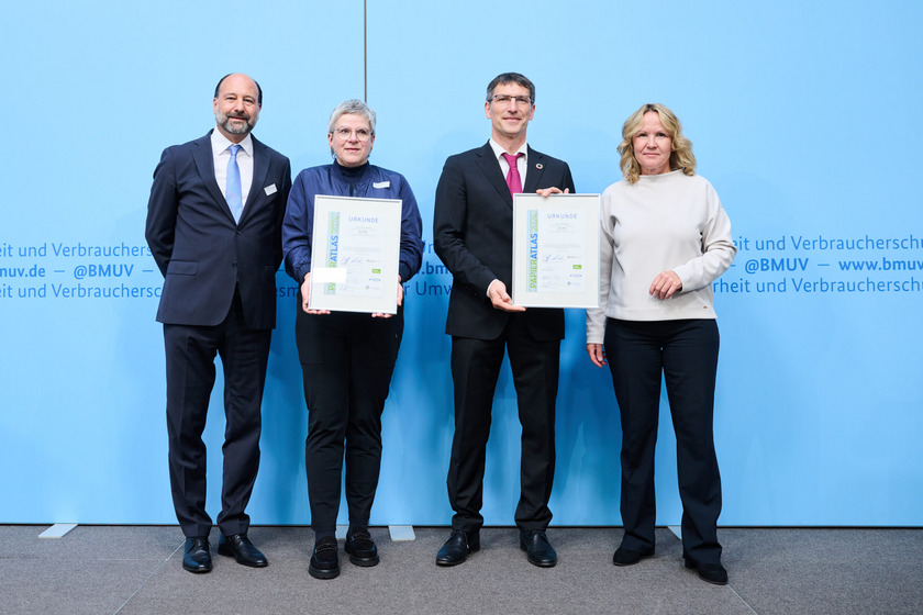 2. Platz der „Recyclingpapierfreundlichsten Hochschulen“ (v.l.n.r.: Marc Gebauer, Sprecher der IPR; Prof. Dr. Susanne Düchting, Vizepräsidentin der Hochschule Osnabrück; Dr. Hilmar Hofmann, Leiter der Stabsstelle Nachhaltigkeit der Universität Konstanz; Bundesumweltministerin Steffi Lemke)