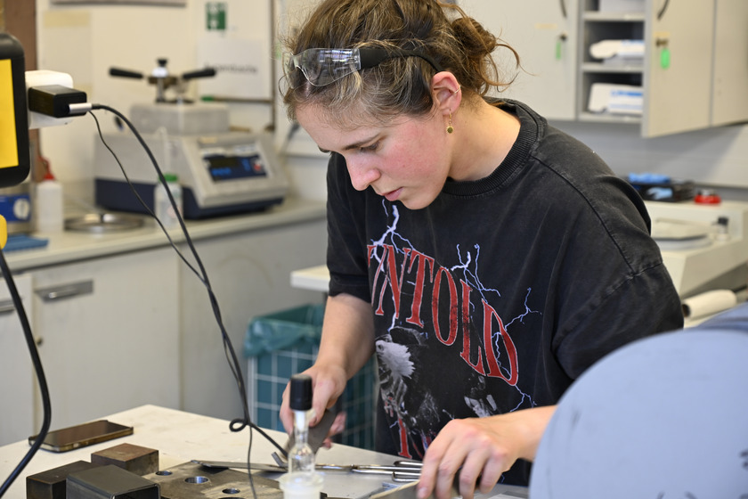 Junge Frau bei der Arbeit im Labor. 