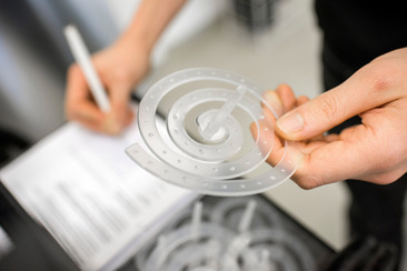 Detailfoto eines spiralförmigen Bauteiles aus einem 3D-Drucker