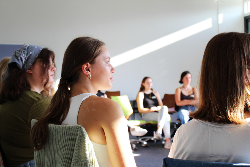 Junge Frauen in der Vorlesung.,